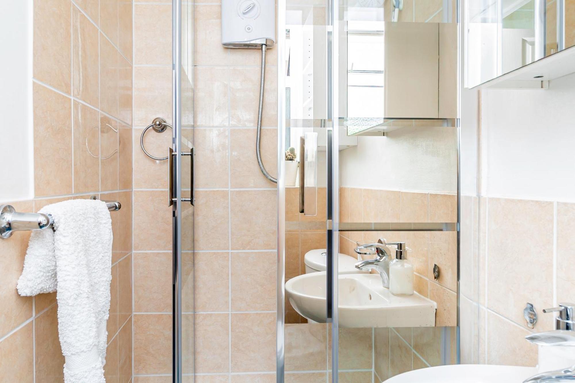 Earley Luxury Ensuite Room With Private Entrance Рединг Екстериор снимка
