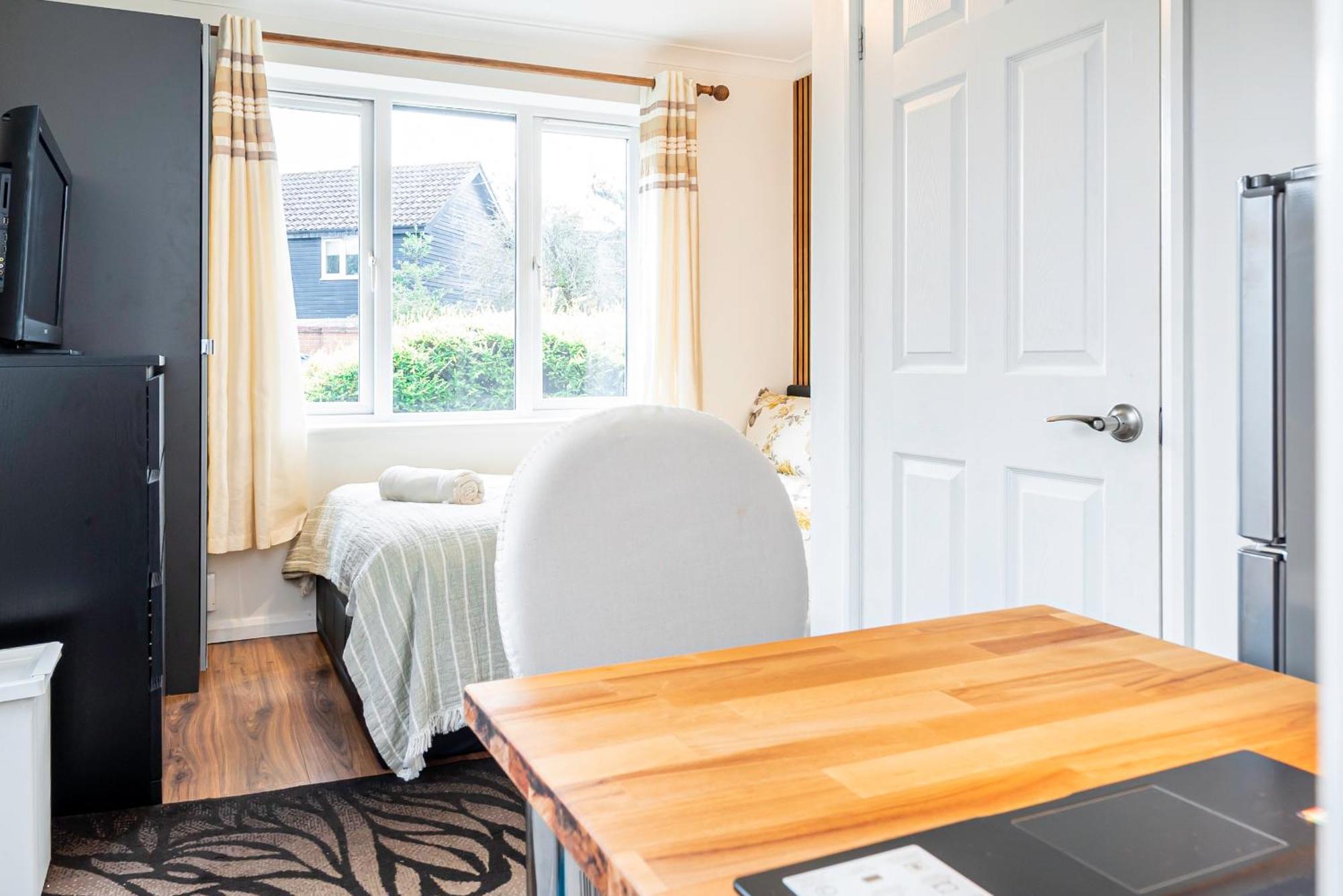 Earley Luxury Ensuite Room With Private Entrance Рединг Екстериор снимка