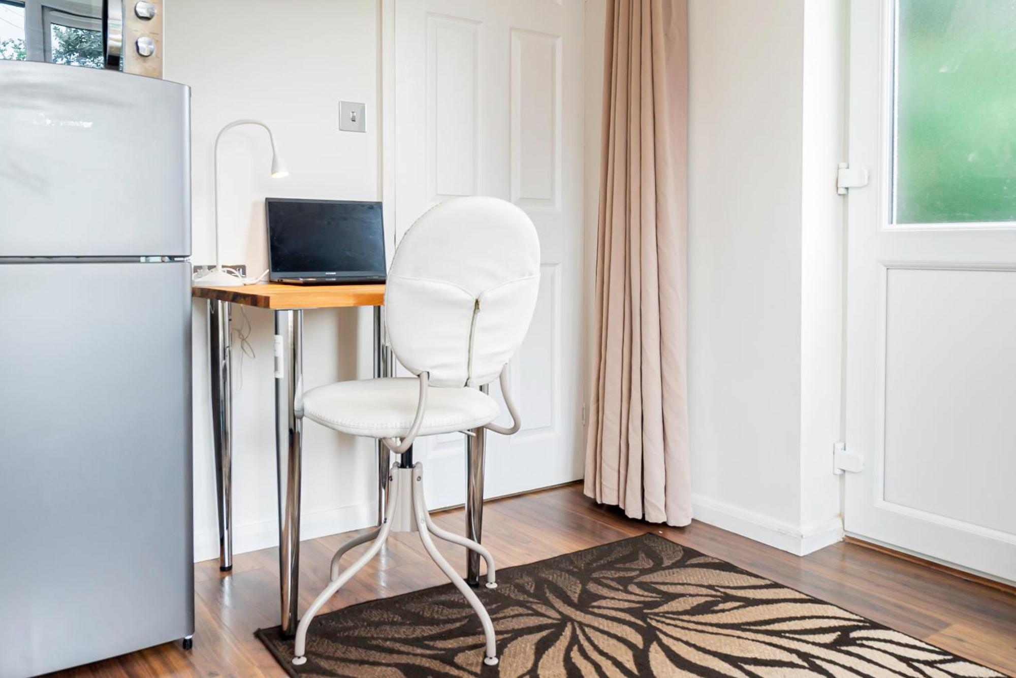 Earley Luxury Ensuite Room With Private Entrance Рединг Екстериор снимка