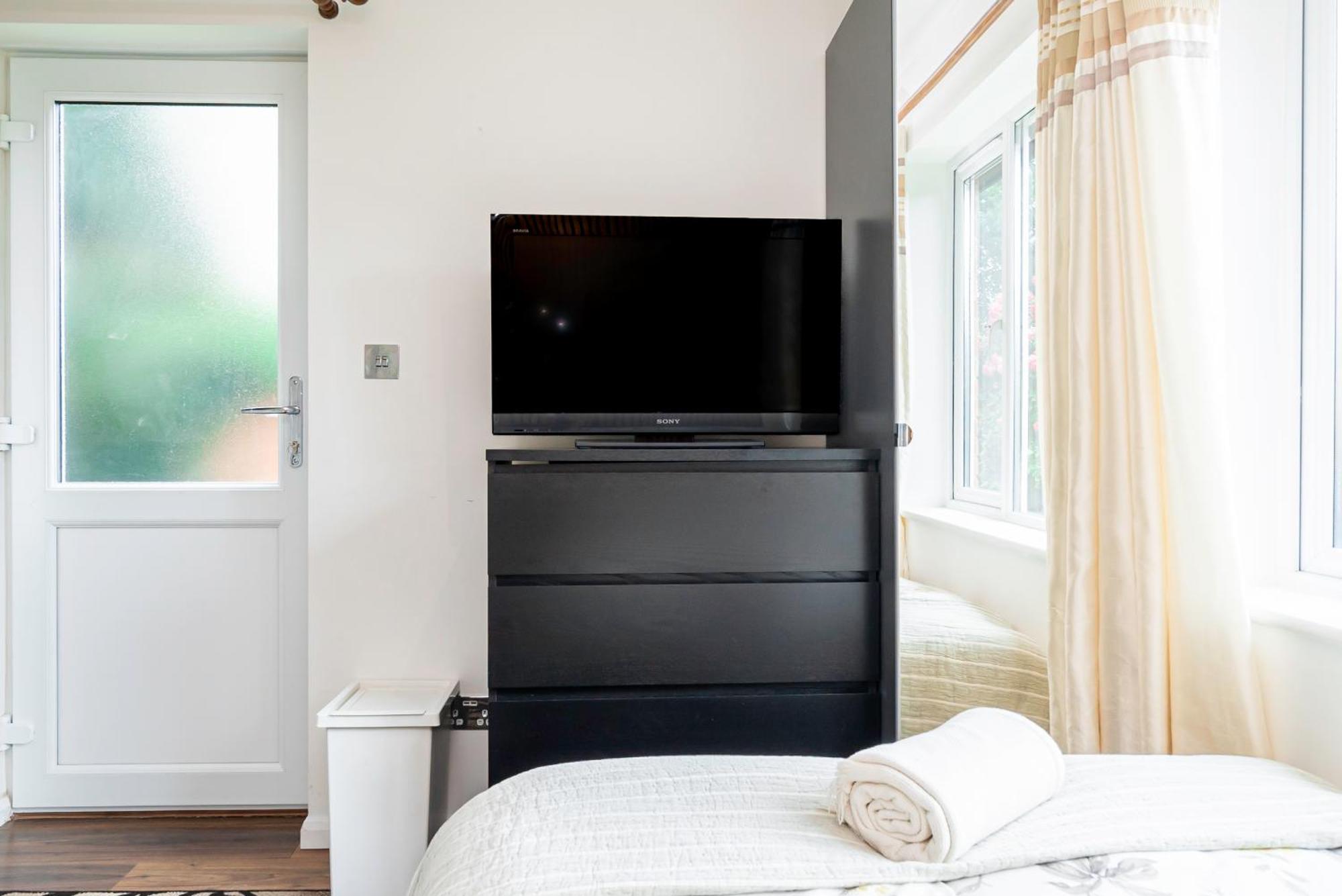 Earley Luxury Ensuite Room With Private Entrance Рединг Екстериор снимка