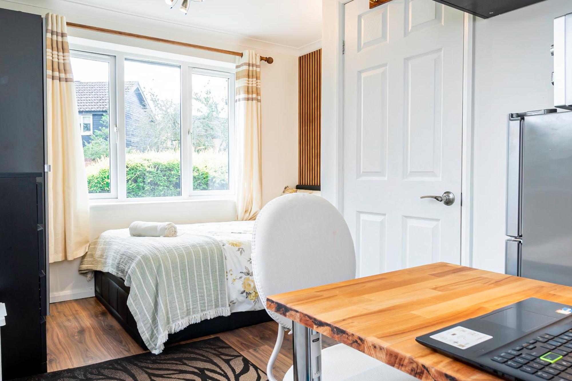 Earley Luxury Ensuite Room With Private Entrance Рединг Екстериор снимка