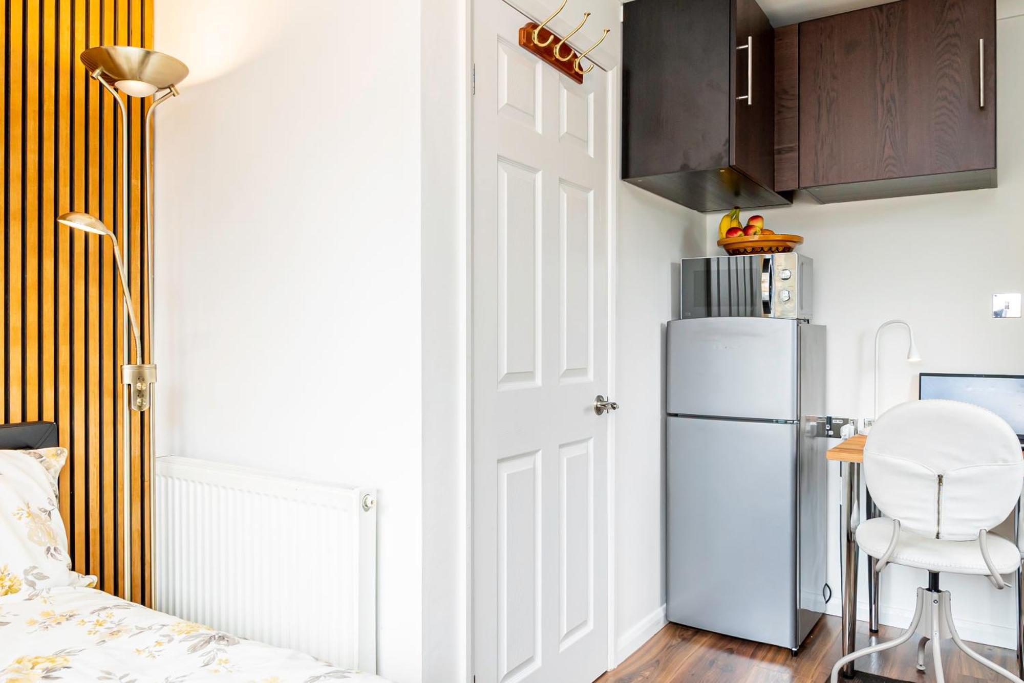 Earley Luxury Ensuite Room With Private Entrance Рединг Екстериор снимка