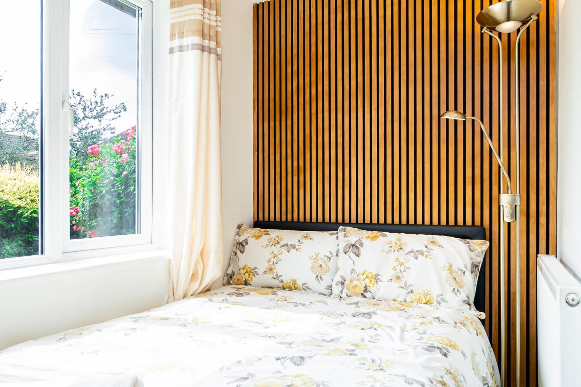 Earley Luxury Ensuite Room With Private Entrance Рединг Екстериор снимка