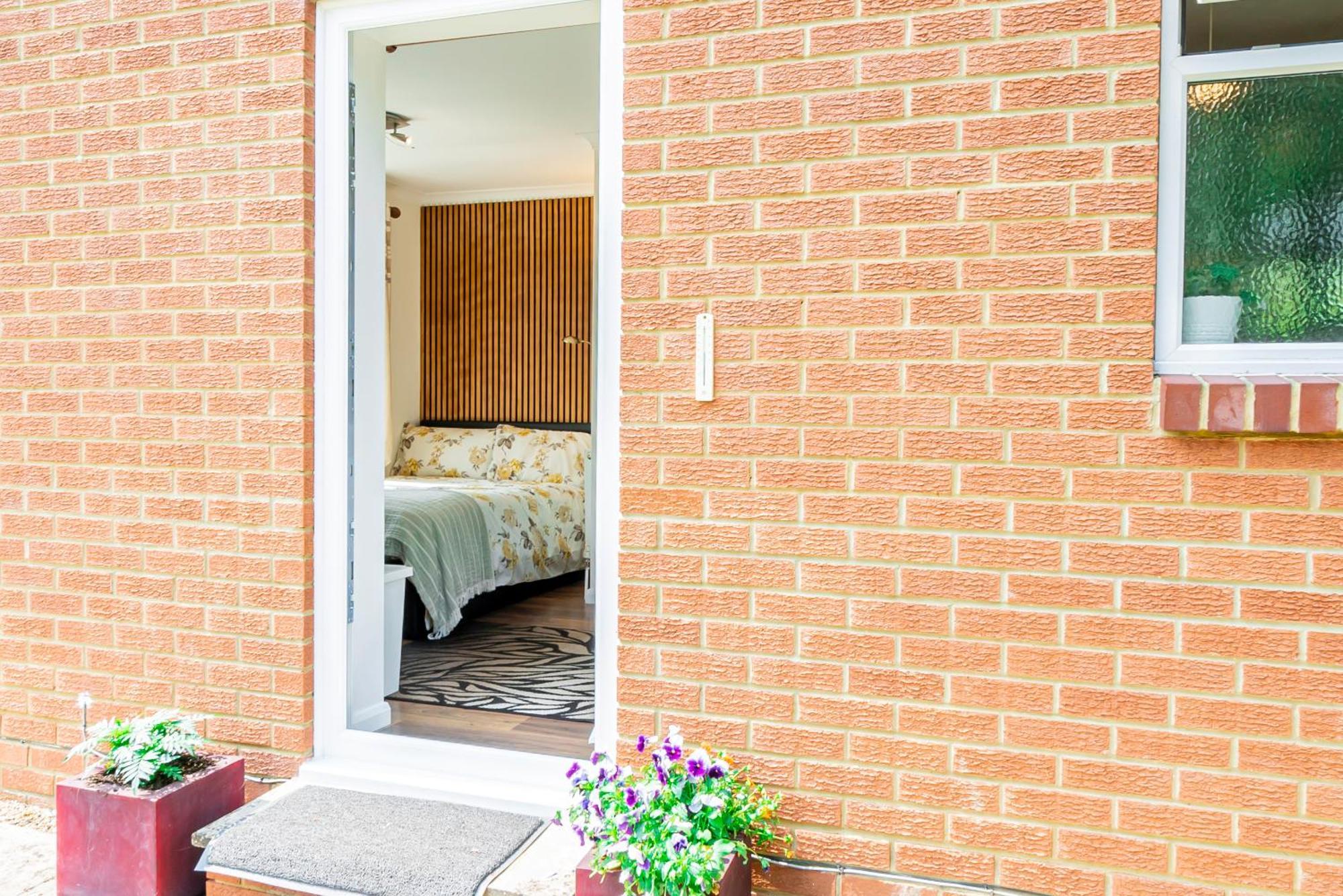 Earley Luxury Ensuite Room With Private Entrance Рединг Екстериор снимка