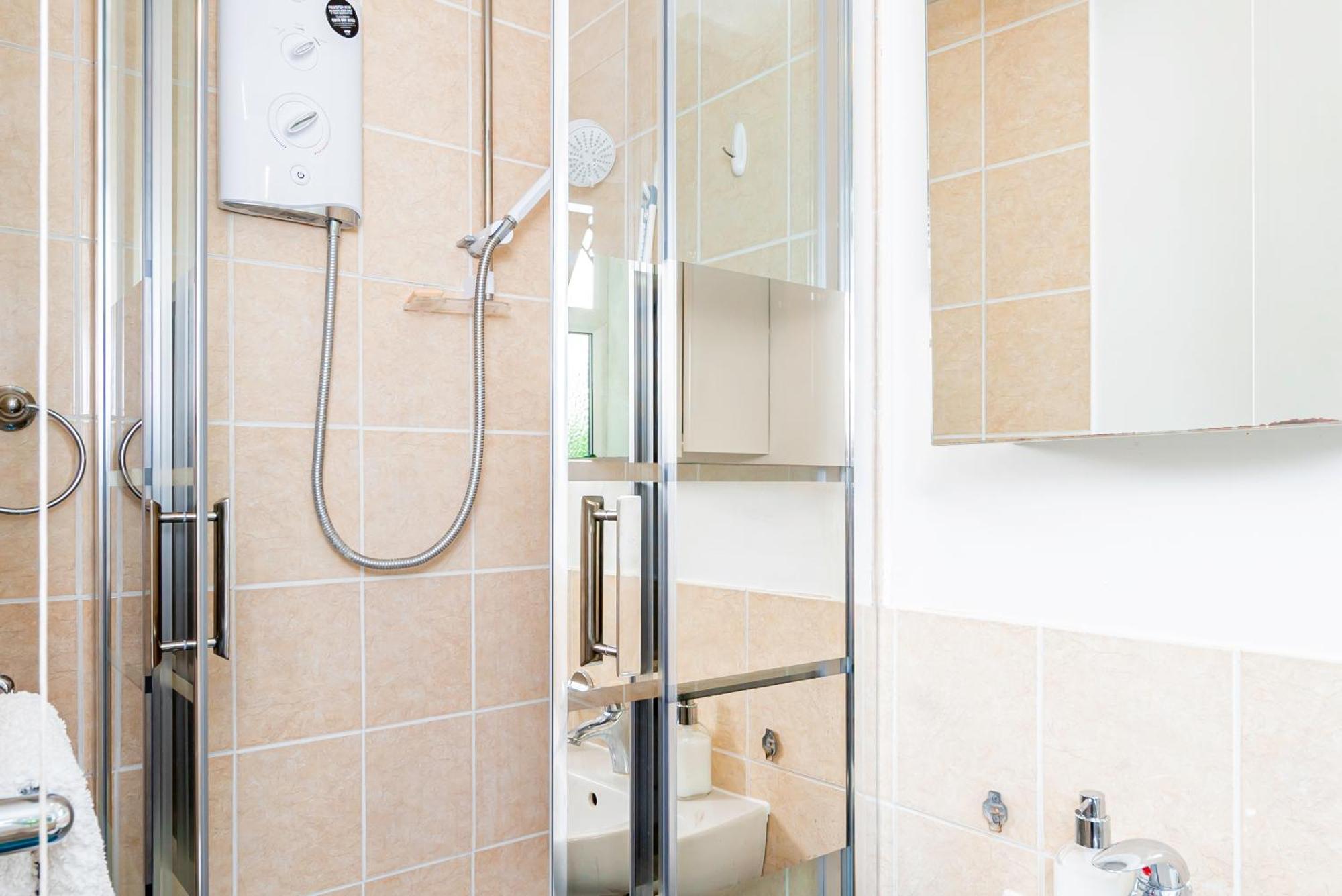 Earley Luxury Ensuite Room With Private Entrance Рединг Екстериор снимка
